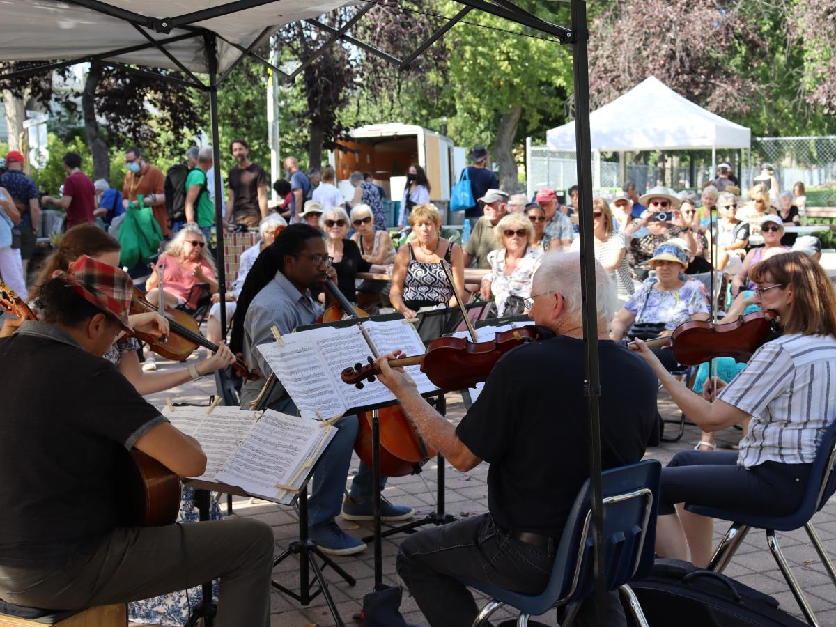Fiddlers at the market