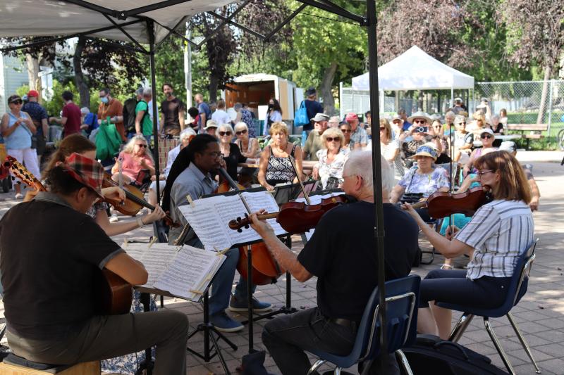 Fiddlers at the market